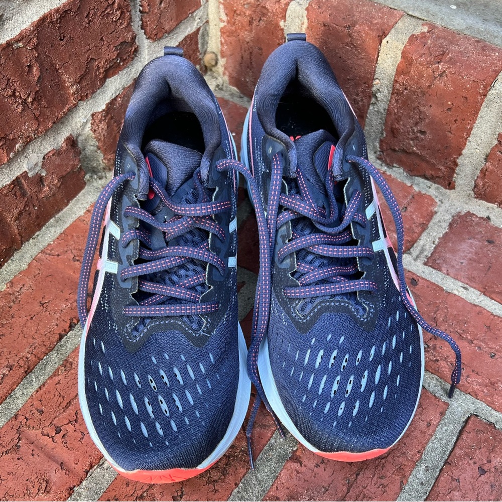 ASICS Novablast Sneakers size 9